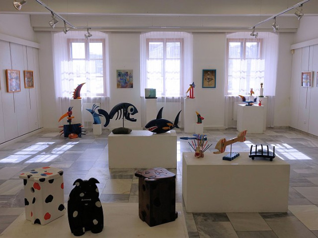 ILDA PITROVÁ / tapiserie - MICHAL PAVLOVSKÝ / dřevěné artefakty