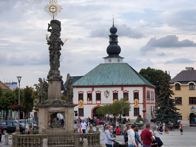 BARVY, TVARY, LINIE / SLAVNOSTI JEŘABIN