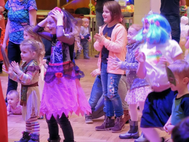 DĚTSKÝ KARNEVAL HÝBÁNKY S TÝNOU A ZDEŇKEM