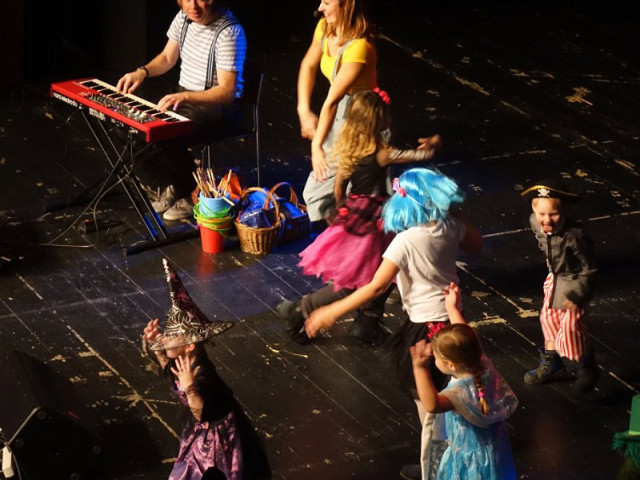 DĚTSKÝ KARNEVAL HÝBÁNKY S TÝNOU A ZDEŇKEM