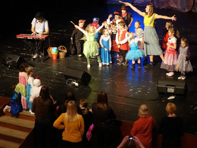 DĚTSKÝ KARNEVAL HÝBÁNKY S TÝNOU A ZDEŇKEM