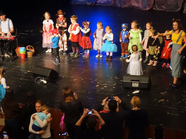DĚTSKÝ KARNEVAL HÝBÁNKY S TÝNOU A ZDEŇKEM