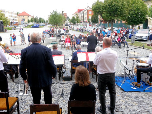 SLAVNOSTI JEŘABIN - KLUB VÝTVARNÝCH UMĚLCŮ HORÁCKA