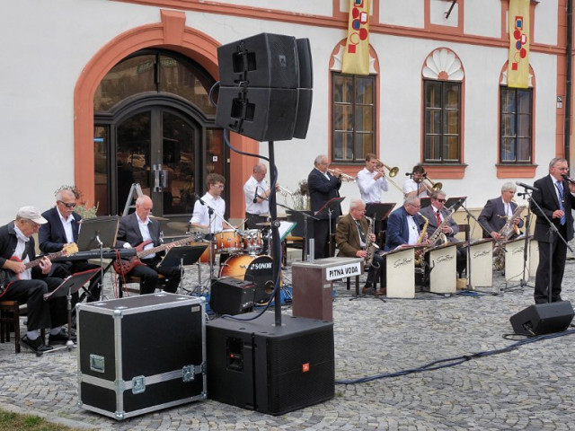 SLAVNOSTI JEŘABIN - KLUB VÝTVARNÝCH UMĚLCŮ HORÁCKA