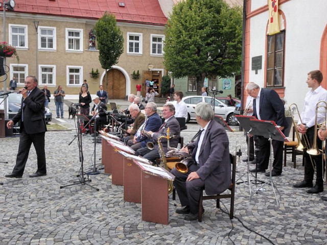 SLAVNOSTI JEŘABIN - KLUB VÝTVARNÝCH UMĚLCŮ HORÁCKA