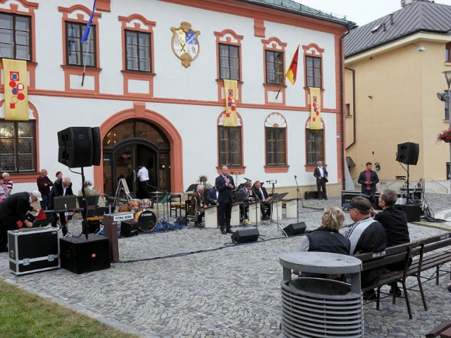 SLAVNOSTI JEŘABIN - KLUB VÝTVARNÝCH UMĚLCŮ HORÁCKA
