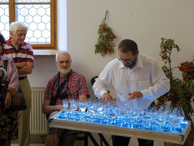 SLAVNOSTI JEŘABIN - KLUB VÝTVARNÝCH UMĚLCŮ HORÁCKA