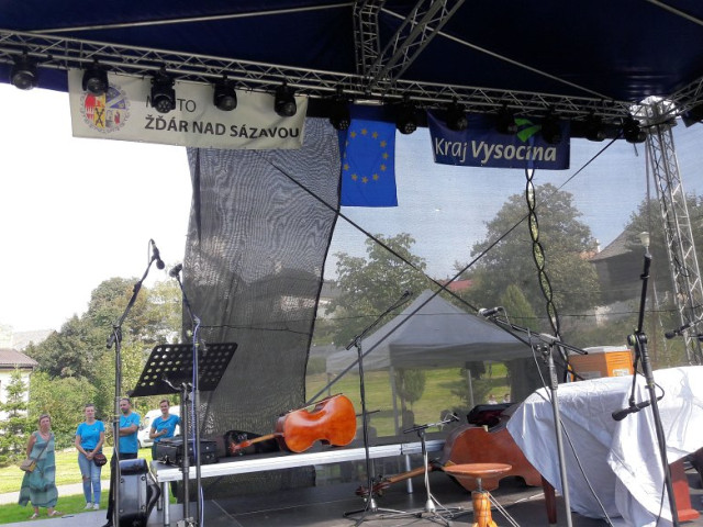 SLAVNOSTI JEŘABIN - FUTROVÁNÍ NA FARČATECH