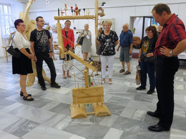 TOMÁŠ HÁJEK / SDRUŽENÍ 2. NÁSTUPIŠTĚ 2. KOLEJ / OTISKY ČASU