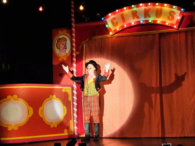 PODIVUHODNÝ CIRKUS DOKTORA TARZANA