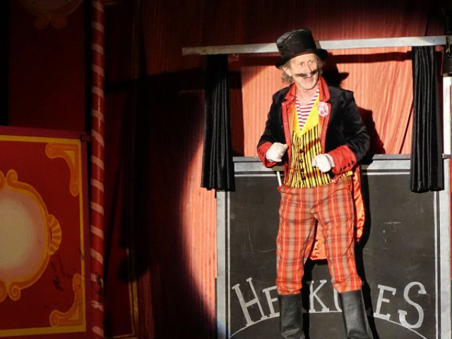 PODIVUHODNÝ CIRKUS DOKTORA TARZANA