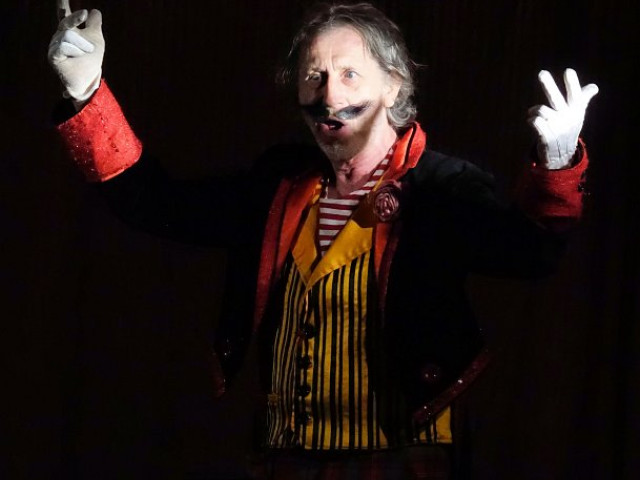 PODIVUHODNÝ CIRKUS DOKTORA TARZANA