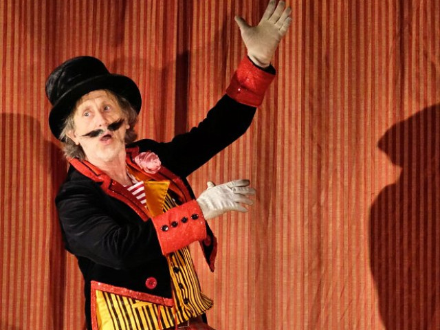 PODIVUHODNÝ CIRKUS DOKTORA TARZANA