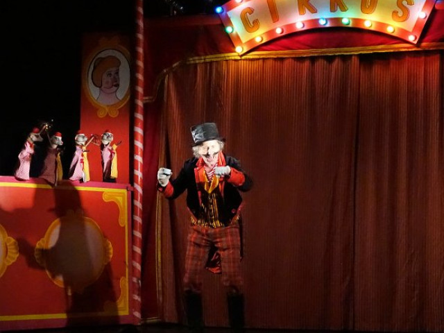 PODIVUHODNÝ CIRKUS DOKTORA TARZANA