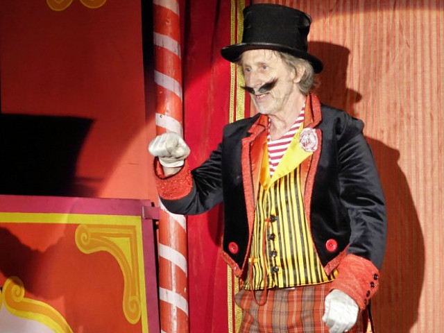 PODIVUHODNÝ CIRKUS DOKTORA TARZANA
