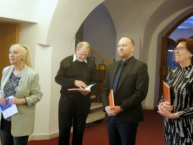 VÝSTAVA KLUBU VÝTVARNÝCH UMĚLCŮ HORÁCKA 2025